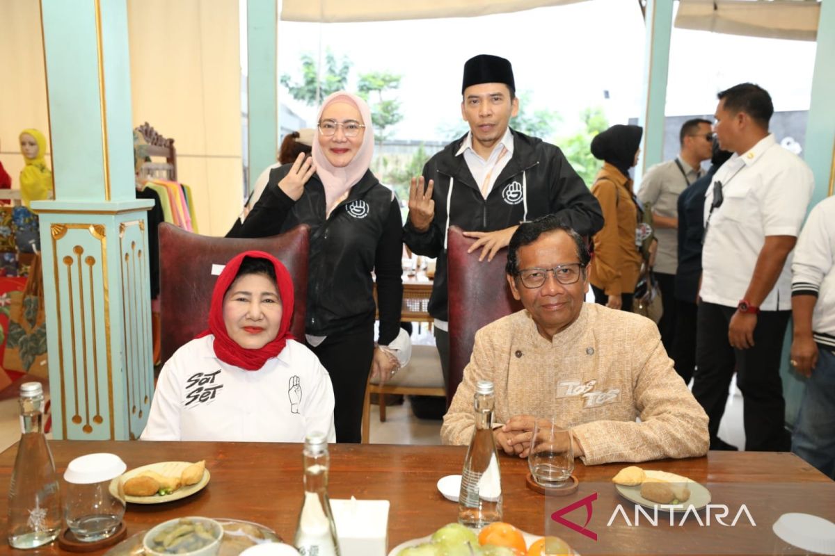Mahfud ngopi bareng istri jelang kampanye pamungkas pada pada Solo