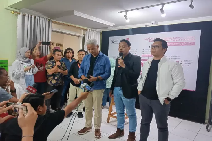 Disambangi Ganjar Pranowo, Walhi: Demokrasi Indonesia Sedang Sakit