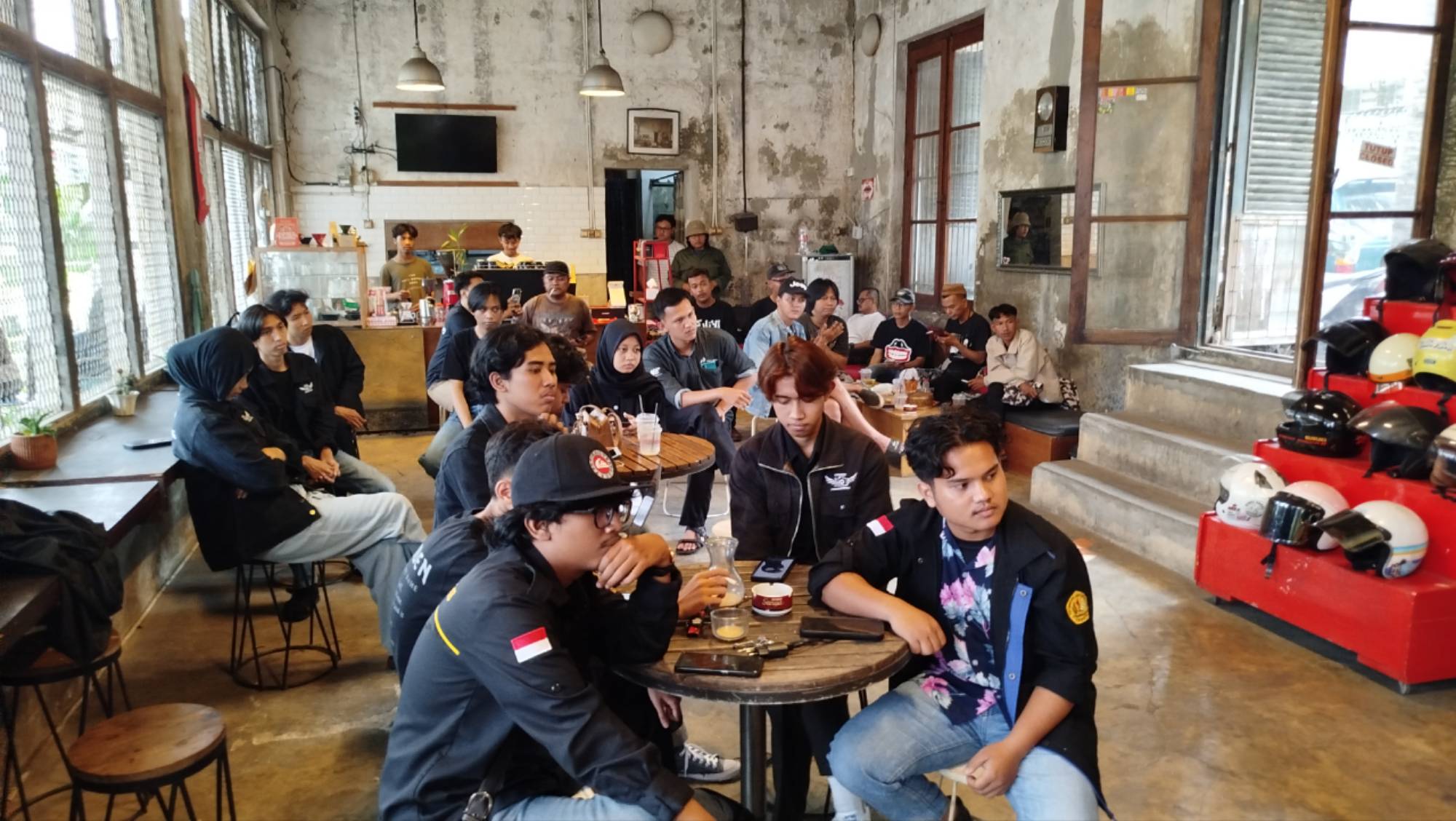 Audiensi aktivis, mahasiswa, dan masyarakat yang digagas Aliansi Masyarakat Sipil Cianjur dan Kilometer95 di sebuah kafe Cianjur.