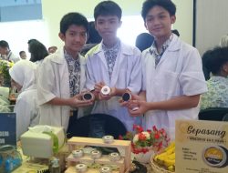 Tiga Siswa SMPN 1 Kota Bogor Berhasil Membuat Semir Sepatu Dari Kulit Pisang