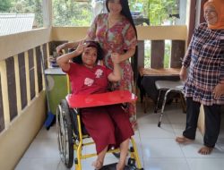 Aksi Nyata Peduli Warga Disabilitas, Rezky Kartika Sebar 10 Kursi Roda di Bogor Selatan 