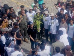 Menteri LH Hanif Faisol Pimpin Aksi Bebersih Sungai dan Tanam Pohon di Cisarua